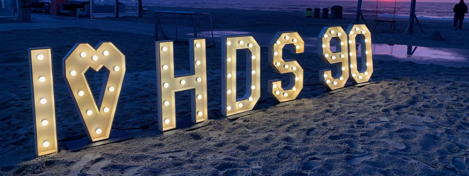HDS 90 jaar strand lichtletters.jpg